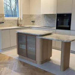 Luksusowa kuchnia z wyspą z kamienia naturalnego – elegancja w naturalnym wydaniu